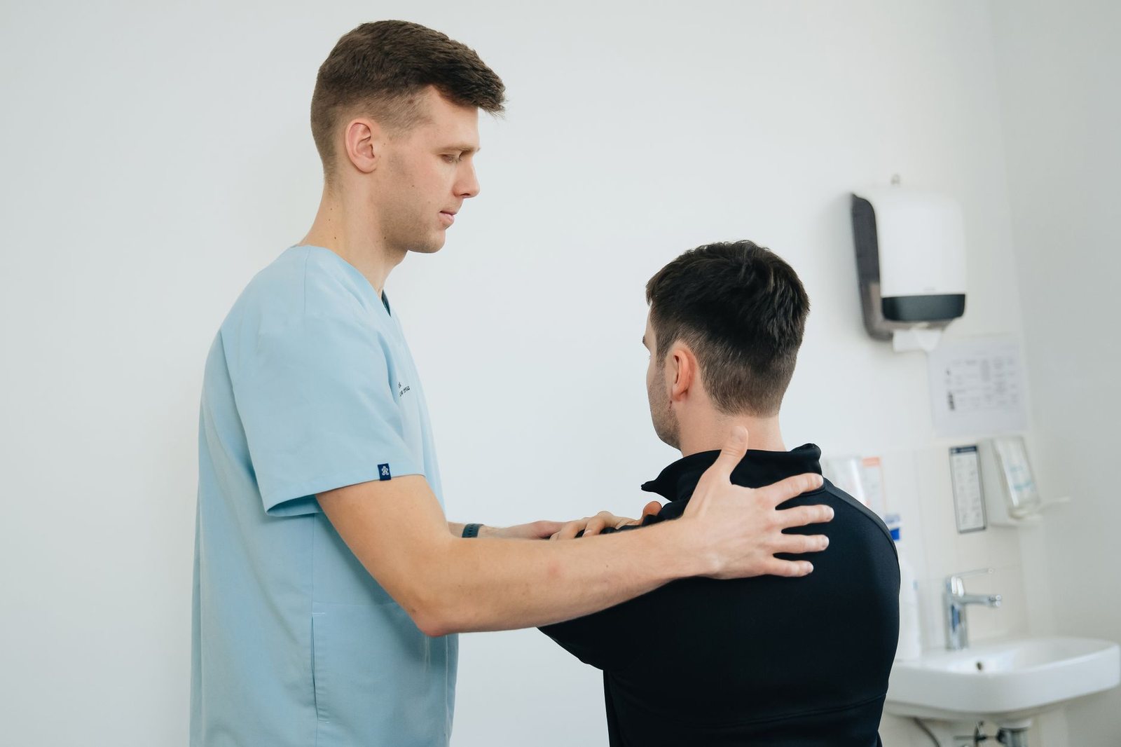 Terapia manual sobre la rodilla de un paciente deportista