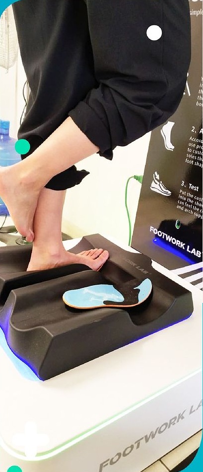 Estudio de pisada sobre la plataforma Footwork Lab con una plantilla de corrección